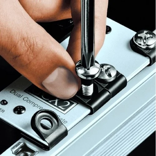 Adam Hall 19″ Parts Humfrees Befestigungssatz M6