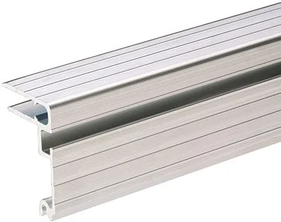 Adam Hall Hardware 6124 Aluminium-Deckelrahmen für 7 mm Material mit Schli
